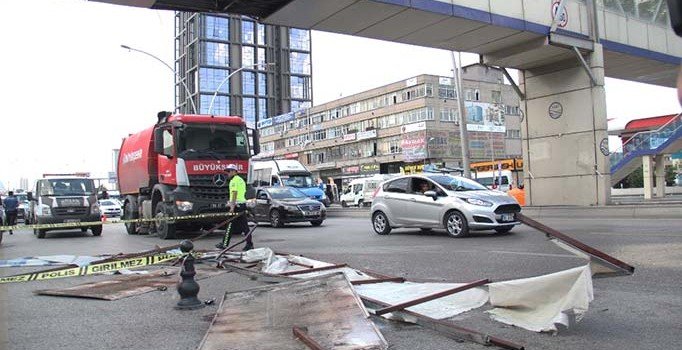 Vinç üst geçide çarptı, kopan parçalar kadının üzerine düştü