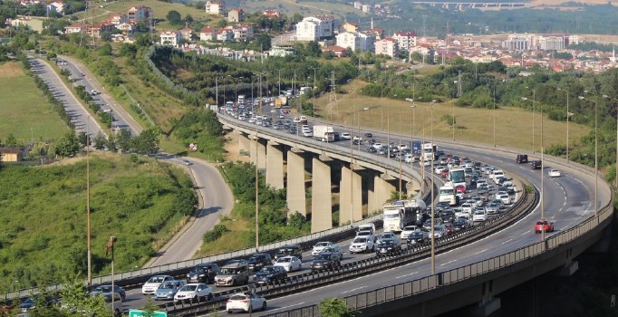 Bayram sonrası İstanbul'a dönüş yoğunluğu trafiği tıkadı