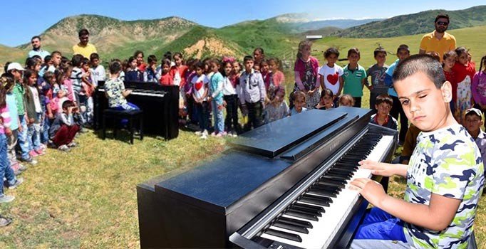 Görme engelli Bager, köydeki öğrencilere piyano ile konser verdi