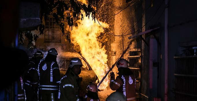 Eyüpsultan'da yangın paniği: Alevler doğal gaz kutusuna da sıçradı