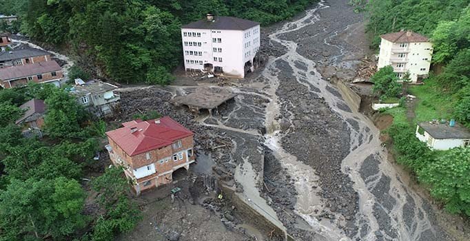 Trabzon Araklı'da sel bilançosu ağırlaşıyor: 3 kişi can verdi, 7 kayıp aranıyor