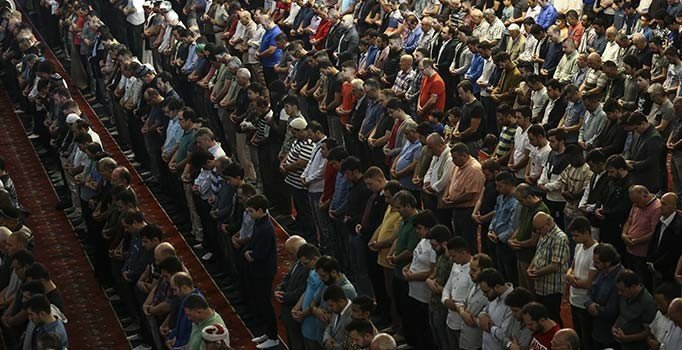 Milyonlarca Müslüman bayram namazı kılmak için camilere akın etti