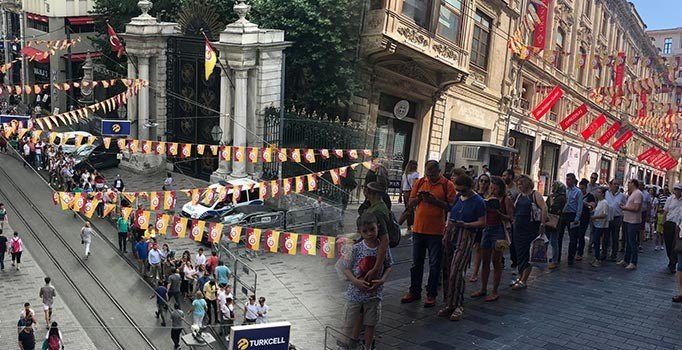 İstiklal Caddesi’nde 'istikbal' kuyruğu