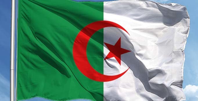 Cezayir'deki gösterilerde sadece milli bayrak kullanılacak