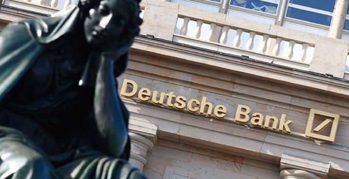 Fitch, Deutsche Bank'ın kredi notunu düşürdü