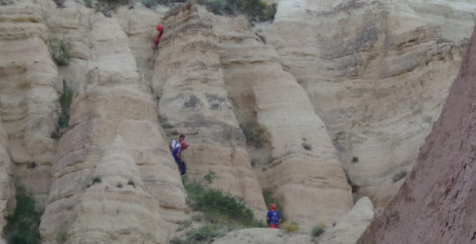 Kapadokya'da kayalıklarda mahsur kalan Fransız turist kurtarıldı