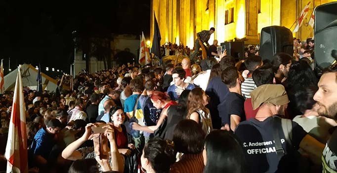 Gürcistan'da protestocular parlamentoyu kuşattı