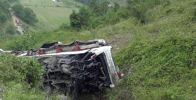 Hindistan'da otobüs uçuruma yuvarlandı: 6 ölü, 43 yaralı