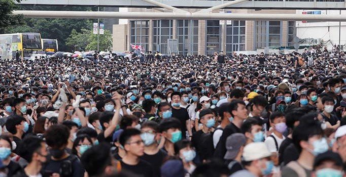 Hong Kong'da 'suçluların iadesi' yasa tasarısı ertelendi