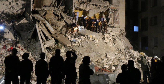 Esad rejimi İdlib'i gece geç saatlerde vurdu: 7 ölü