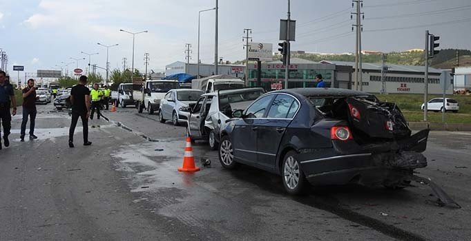 Otobüs, kırmızı ışıkta bekleyen araçlara çarptı: 9 yaralı