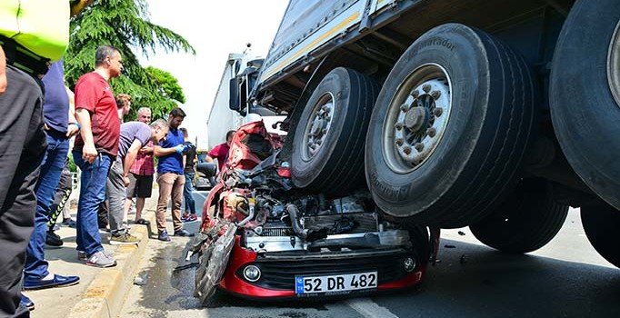 Trabzon'da dehşete düşüren kaza: TIR, otomobili biçti