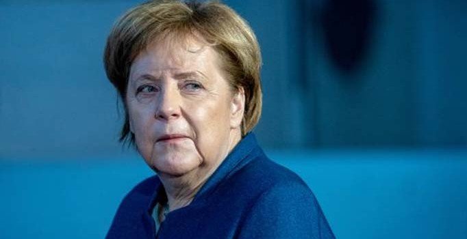 Merkel'den titreme yorumu: İyiyim, doktora gidilecek bir durum yok