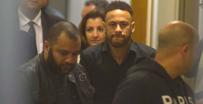 Tecavüzle suçlanan Neymar polis merkezinde