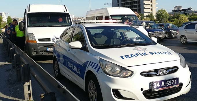 TEM'de polisi alarma geçiren terk edilmiş minibüsün içinden kaçak göçmenler çıktı