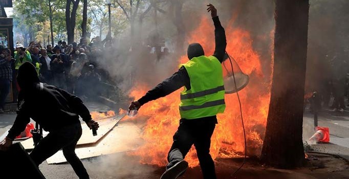 Fransa'da sarı yeleklilerin gösterileri devam ediyor