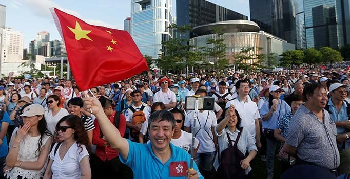 Hong Kong'da polise destek gösterisi düzenlendi