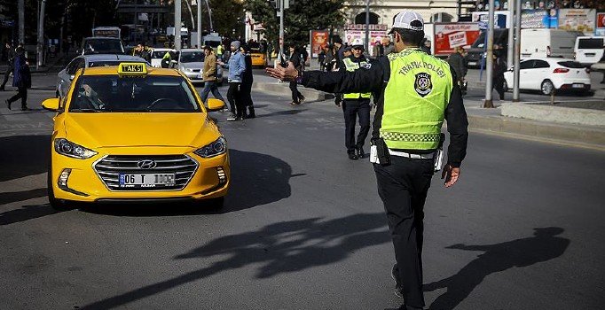 İstanbul'da turistleri dolandırdığı iddia edilen taksicilere operasyon