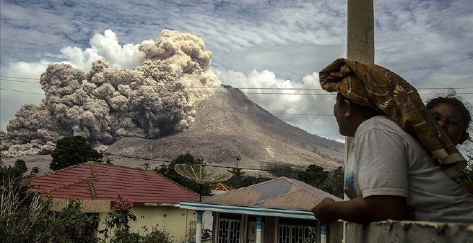 Sinabung Yanardağı'nda patlama: Kül yağmurlarına karşı uyarı yapıldı