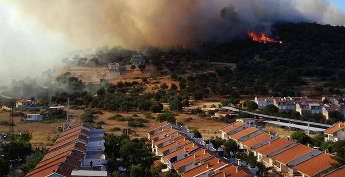 İzmir'deki tatil sitelerinin yanında korkutan yangın