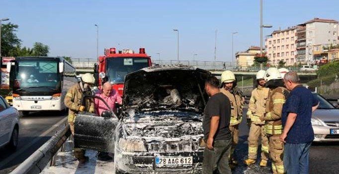 D-100 Karayolu'nda araç yangını: Sürücü kendini dışarıya atarak kurtuldu