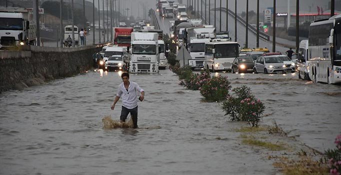 İzmir-Ankara yolu ulaşıma kapandı