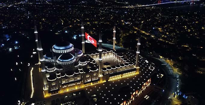 Çamlıca Camii'nde 15 Temmuz'a özel dev LED Türk Bayrağı