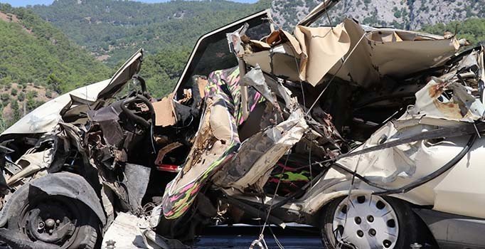 Antalya'da yolcu otobüsü, otomobili biçti: İki kişi can verdi