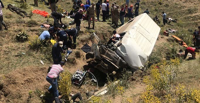 Van'da kaçak göçmenleri taşıyan minibüs devrildi