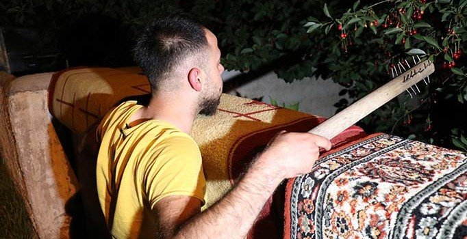 Bir mahalle esrarengiz 2 kişi için nöbet tutuyor