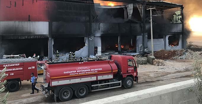 Gaziantep'teki fabrika yangını 10 saat sonra söndürüldü!