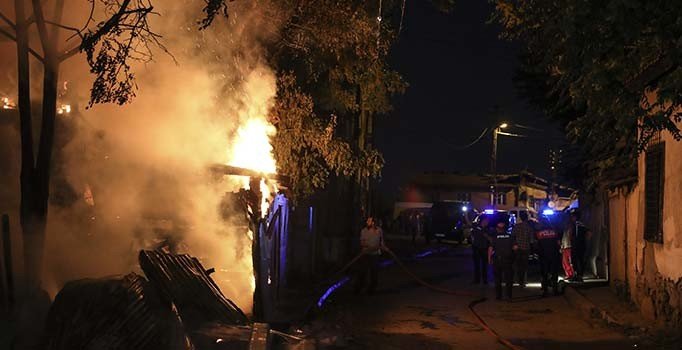 Ankara'da yangın paniği: Beslendiği kediler alevlerden kurtardı