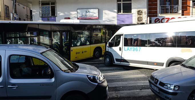 Sancaktepe'de İETT otobüsünün freni patladı, önüne gelene çarptı