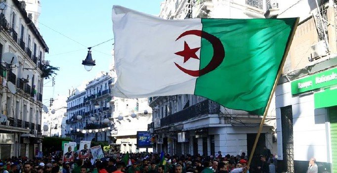 Cezayir'de ulusal diyalog toplantılarının kapısı orduya kapalı