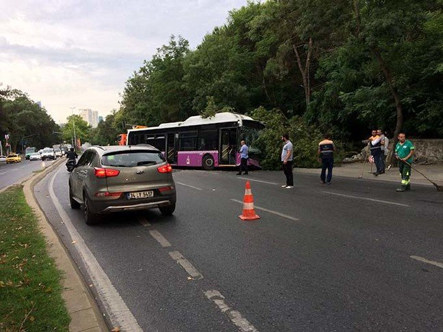 19-07/10/ek-fotograflarbuyukdere-caddesinde-otobus-duvara-carpti-_5342_dhaphoto2.jpg