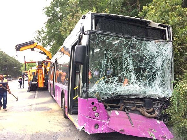 19-07/10/ek-fotograflarbuyukdere-caddesinde-otobus-duvara-carpti-_5342_dhaphoto7.jpg