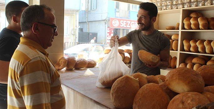 Ucuz ekmek sattığı için dava edilen fırıncı üzülerek zam yaptı