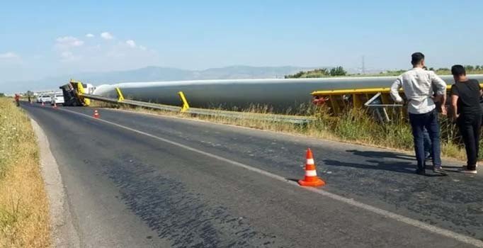 Menemen'de rüzgar türbininin kanadını taşıyan TIR devrildi