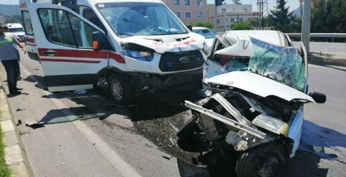 Hatay'da ambulans ile otomobil çarpıştı