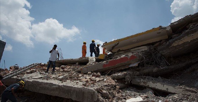 Hindistan'da çöken binada ölü sayısı 14'e çıktı