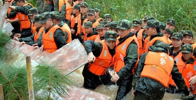 Çin'de sel felaketi: Sulara kapılan 4 dağcı öldü