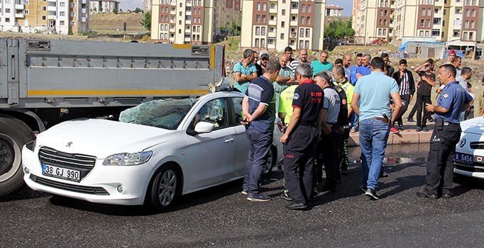 Tırın altına giren otomobil kağıt gibi ezildi