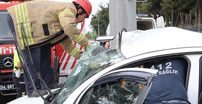 Bakırköy'de feci kaza: Araçtan güçlükle çıkarıldı