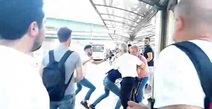 Metrobüs durağında sigara içenleri uyarınca saldırıya uğradı