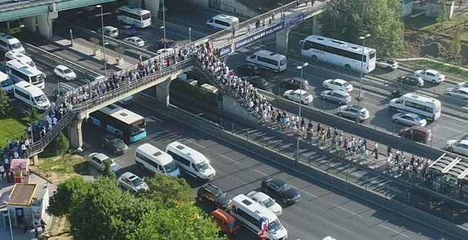 Metrobüs duraklarında adım atacak yer kalmadı