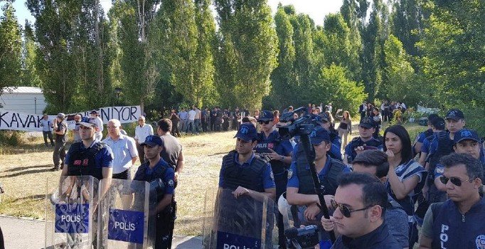 ODTÜ'de ağaç gerginliği: Yurda karşı çıkan öğrencilere polis müdahale etti