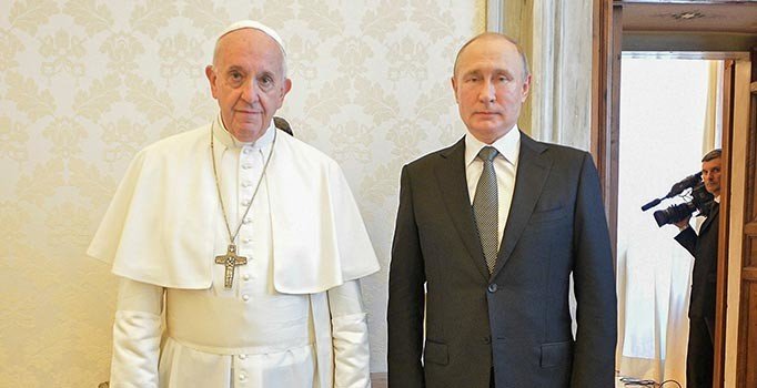 Putin, Papa Francis ile görüştü