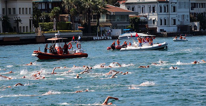 Boğaziçi Kıtalararası Yüzme Yarışı’nı tamamlayamayan 156 kişiye denizde müdahale