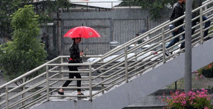 Meteorolojiden kuvvetli yağış uyarısı: Akşama kadar sürecek