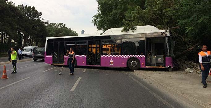 Sarıyer'de kontrolden çıkan otobüs karşı şeride geçip duvara çarptı